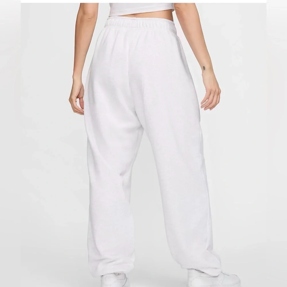 NWT Nike Women’s Sportswear Club Fleece Mid-Rise Oversized Sweatpants - Picture 2 of 8